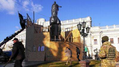 В Одессе демонтировали памятники Екатерине II и Александру Суворову