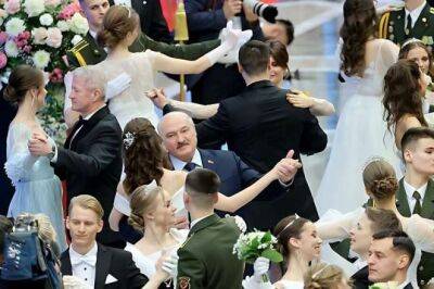 С кем Лукашенко танцевал на новогоднем балу?