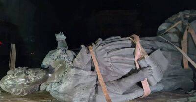 Как в Одессе демонтировали памятники Екатерине II и Суворову