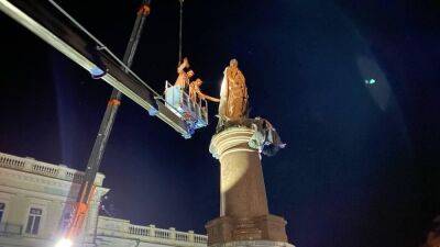 В Одессе демонтировали памятники Суворову и Екатерине II | Новости Одессы