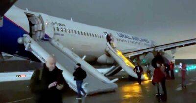 В России загорелся пассажирский самолет после взрыва павербанка (видео)