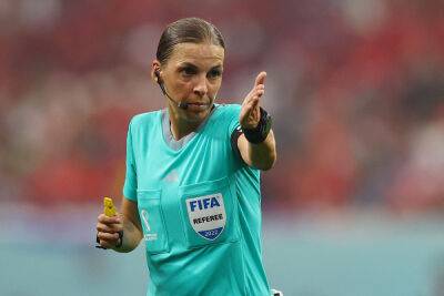 Суровый взгляд и немного обаяния: женщина-арбитр впервые судила игру мужского чемпионата мира по футболу