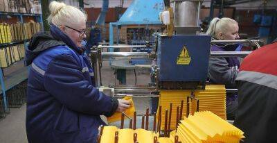 Как работает завод "Фильтр" в Гродно, где больше половины сотрудников - инвалиды по зрению