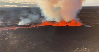 Туристы съехались на редкое извержение вулкана и рискуют оказаться в ловушке (видео)
