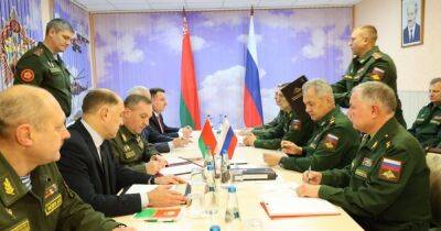 Переговоры на аэродроме: в Беларусь прибыл министр обороны России Шойгу
