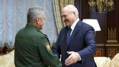 Лукашенко: военные РФ и Беларуси готовятся "как единая армия"