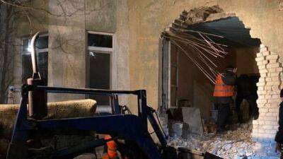 В Саратове грузовик протаранил жилой дом, частично обрушилась стена