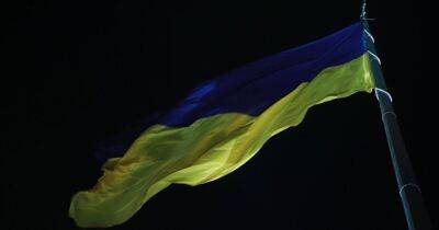 ВСУ подняли первый флаг Украины на левобережье Херсона (ВИДЕО)