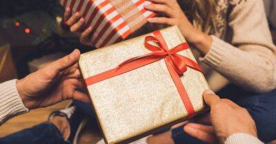 Опрос: каждый третий житель Латвии заранее откладывает деньги на новогодние подарки - rus.delfi.lv - Эстония - Литва - Латвия