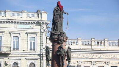 В Одессе снесли памятники Екатерине II и Суворову
