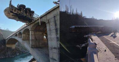 На мосту автодороги Душанбе-Чанок перевернулся газовоз