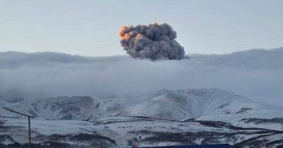 Вулкан Эбеко на Курилах выбросил пепел на высоту до 3 км (фото)