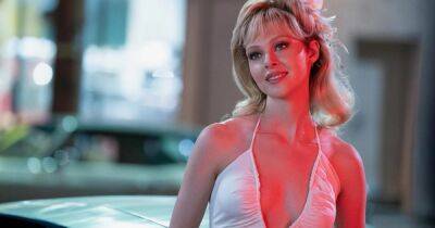 Никола Пельтц сыграла убитую любовником звезду Playboy в сериале про мужской стриптиз