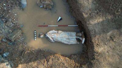 У стародавньому місті Айзаной виявлено велику римську статую (Фото)