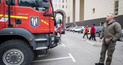 Кличко передал спасателям пожарный автомобиль, приспособленный для быстрой ликвидации последствий ракетных атак