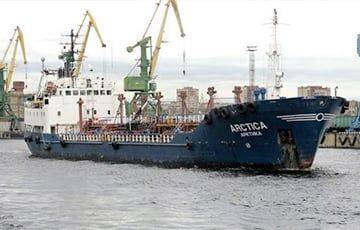 В российском Санкт-Петербурге загорелся нефтяной танкер