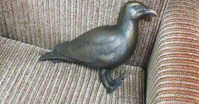 Похитители юрмальской скульптуры чайки сдались полиции; бронзовая птица возвращена городу