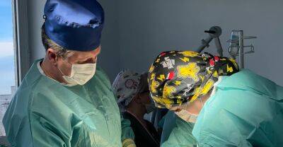 Во Львове врачи провели серьезнейшие операции без электроэнергии: "Несмотря на обстрелы..."