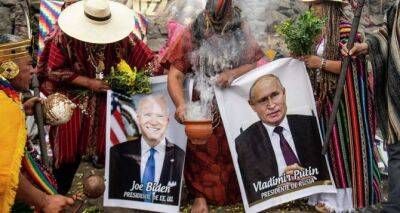 Дату окончания конфликта на Украине назвали духи: шаманы в Перу провели ритуал с фото Путина и Зеленского