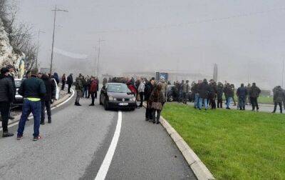 Косово після зняття сербами блокпостів знову відкриває прикордонні пункти
