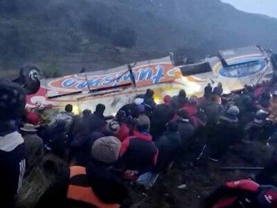 В Боливии автобус сорвался в горное ущелье: 11 человек погибли