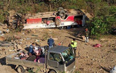 У Болівії пасажирський автобус зірвався в гірську ущелину, багато загиблих і поранених