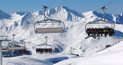 "Нет лыжам без снега": на курорте во Франции эко-активисты громят снежные пушки (фото)