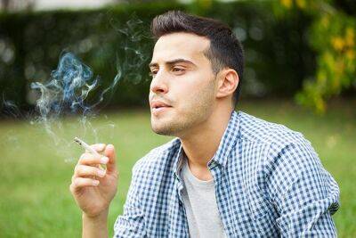 Молодые люди в Германии снова стали больше курить