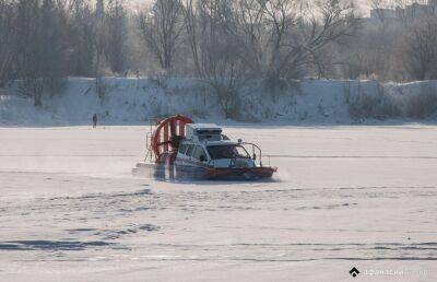 Промоины из-за теплой погоды появились на льду водоемов в Осташкове и ЗАТО Солнечный