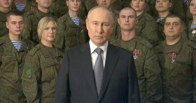 Без Кремля на заднем фоне: Путин записал обращение на Новый год в окружении военных (видео)