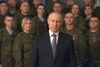 Главарь рашистов Путин записал новогоднее обращение в окружении военных