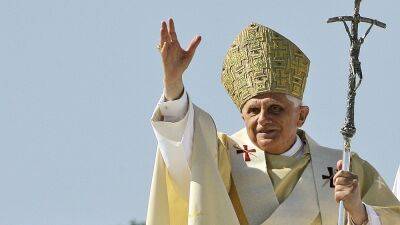 Мир отдаёт дань памяти почетного папы Бенедикта XVI
