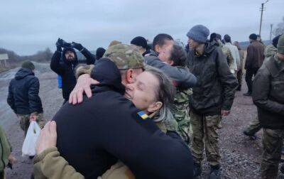 СБУ показала відео звільнення з полону 140 українських захисників