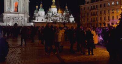 Несмотря на обстрелы: в Киеве у главной елки страны собралась толпа украинцев (видео)