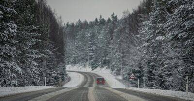 По всей Латвии затруднено движение из-за снега и обледенения дорог