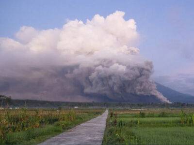 В Индонезии "проснулся" вулкан Семеру: сотни людей эвакуировали - unn.com.ua - Украина - Киев - Индонезия