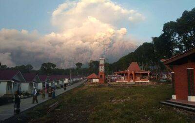 На острові Ява активізувався найвищий вулкан Індонезії: розпочалася евакуація