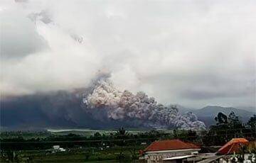 На острове Ява началось мощное извержение вулкана, который спал целый год - charter97.org - Белоруссия - Япония - Индонезия - Reuters