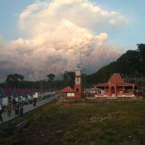 На острові Ява проснувся вулкан Семеру, розпочалася евакуація. Відео