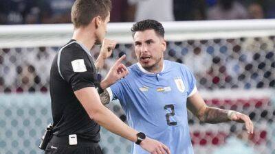Футболист сборной Уругвая ударил директора ФИФА после вылета с ЧМ-2022