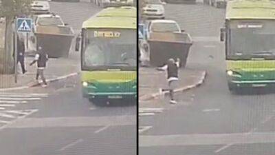 Видео: житель Иерусалима забрасывал автобусы камнями, чтобы выместить злость