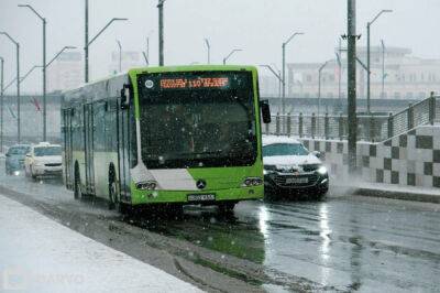 В "Тошшахартрансхизмат" заявили о том, что интервалы движения автобусов могут увеличиться из-за снега и гололеда