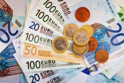 Официальный курс валют: Гривна укрепилась к евро на 33 копейки