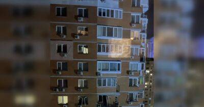 В многоэтажке Киева прогремел мощный взрыв: несколько квартир остались без стекол (фото)