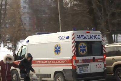 Нанизало авто на отбойник: появились кадры трагедии под Киевом