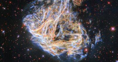 Телескоп Хаббл запечатлел красочный фейерверк, оставшийся после страшной смерти звезды (фото)