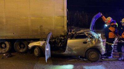 На Восточном обходе Перми «Опель» врезался в грузовик, погибли два человека