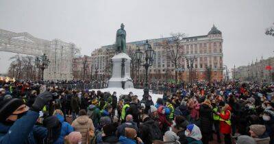"Митингов больше не будет": Путин запретил россиянам собираться вместе в общественных местах