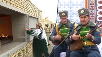 В Туркменистане под патриотические песни хора МВД сожгли наркотики