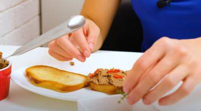 Если не хочется возиться на кухне: аппетитный паштет из печени на бутерброды на скорую руку